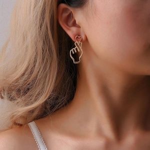 Hollowed Out Fashion Heart Stud Earrings